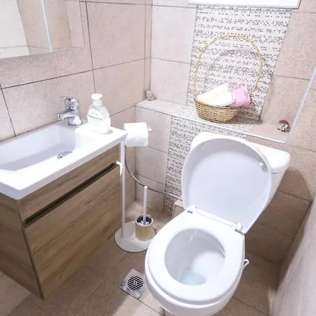 Quiet, Fully Refurbished In Appartement